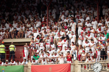 Público asistente a la Plaza de Toros de Pamplona durante la tercera corrida de la Feria del Toro 2018.