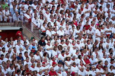 Público asistente a la Plaza de Toros de Pamplona durante la tercera corrida de la Feria del Toro 2018.