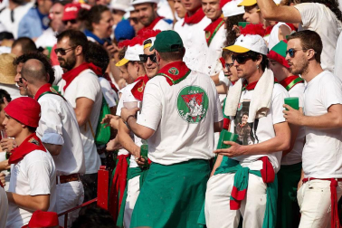 Público asistente a la Plaza de Toros de Pamplona durante la tercera corrida de la Feria del Toro 2018.