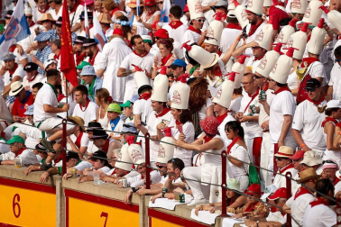 Público asistente a la Plaza de Toros de Pamplona durante la tercera corrida de la Feria del Toro 2018.