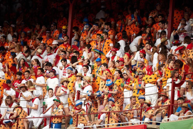 Público asistente a la Plaza de Toros de Pamplona durante la tercera corrida de la Feria del Toro 2018.