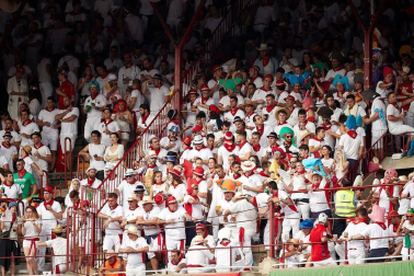 Público asistente a la Plaza de Toros de Pamplona durante la tercera corrida de la Feria del Toro 2018.