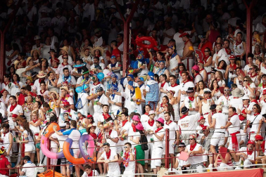 Público asistente a la Plaza de Toros de Pamplona durante la tercera corrida de la Feria del Toro 2018.