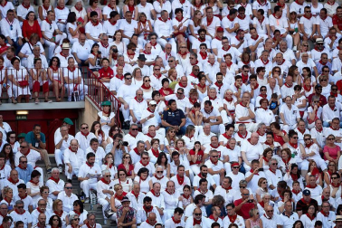 Público asistente a la Plaza de Toros de Pamplona durante la tercera corrida de la Feria del Toro 2018.