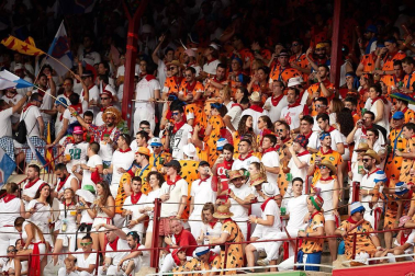 Público asistente a la Plaza de Toros de Pamplona durante la tercera corrida de la Feria del Toro 2018.