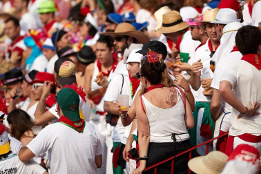 Público asistente a la Plaza de Toros de Pamplona durante la tercera corrida de la Feria del Toro 2018.