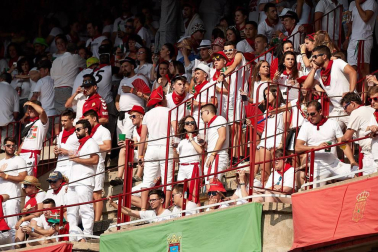 Público asistente a la Plaza de Toros de Pamplona durante la tercera corrida de la Feria del Toro 2018.