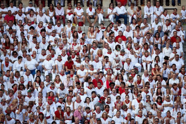 Público asistente a la Plaza de Toros de Pamplona durante la tercera corrida de la Feria del Toro 2018.