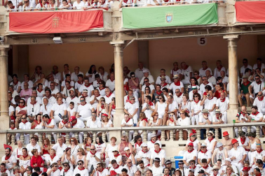 Público asistente a la Plaza de Toros de Pamplona durante la tercera corrida de la Feria del Toro 2018.