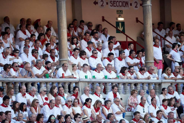 Público asistente a la Plaza de Toros de Pamplona durante la tercera corrida de la Feria del Toro 2018.