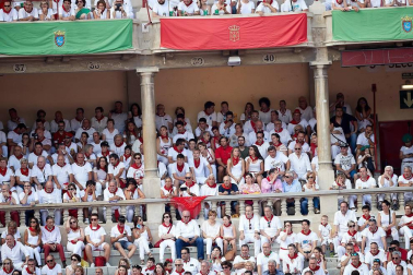 Público asistente a la Plaza de Toros de Pamplona durante la tercera corrida de la Feria del Toro 2018.
