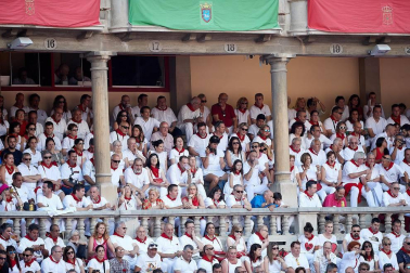 Público asistente a la Plaza de Toros de Pamplona durante la tercera corrida de la Feria del Toro 2018.
