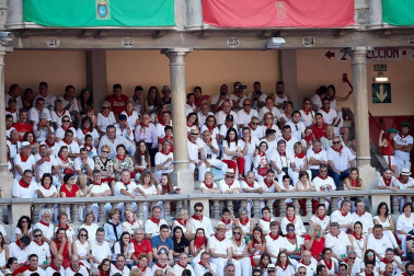 Público asistente a la Plaza de Toros de Pamplona durante la tercera corrida de la Feria del Toro 2018.