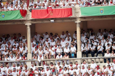 Público asistente a la Plaza de Toros de Pamplona durante la tercera corrida de la Feria del Toro 2018.