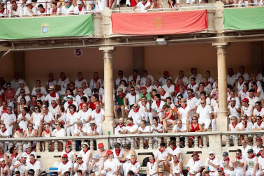 Público asistente a la Plaza de Toros de Pamplona durante la tercera corrida de la Feria del Toro 2018.