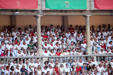 Público asistente a la Plaza de Toros de Pamplona durante la tercera corrida de la Feria del Toro 2018.
