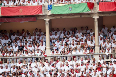 Público asistente a la Plaza de Toros de Pamplona durante la tercera corrida de la Feria del Toro 2018.