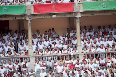 Público asistente a la Plaza de Toros de Pamplona durante la tercera corrida de la Feria del Toro 2018.