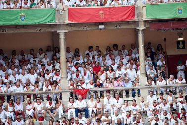 Público asistente a la Plaza de Toros de Pamplona durante la tercera corrida de la Feria del Toro 2018.