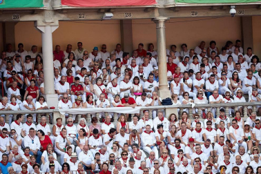 Público asistente a la Plaza de Toros de Pamplona durante la tercera corrida de la Feria del Toro 2018.