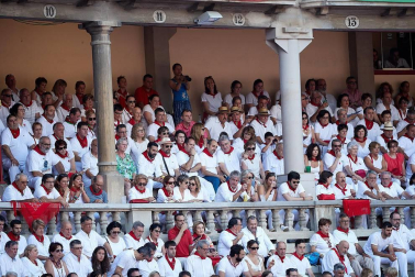 Público asistente a la Plaza de Toros de Pamplona durante la tercera corrida de la Feria del Toro 2018.