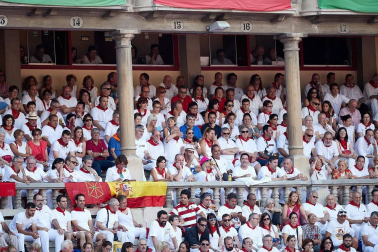 Público asistente a la Plaza de Toros de Pamplona durante la tercera corrida de la Feria del Toro 2018.