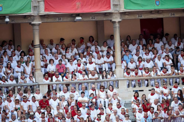 Público asistente a la Plaza de Toros de Pamplona durante la tercera corrida de la Feria del Toro 2018.