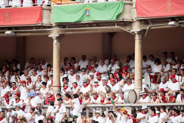 Público asistente a la Plaza de Toros de Pamplona durante la tercera corrida de la Feria del Toro 2018.