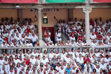 Público asistente a la Plaza de Toros de Pamplona durante la tercera corrida de la Feria del Toro 2018.