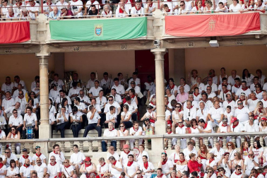 Público asistente a la Plaza de Toros de Pamplona durante la tercera corrida de la Feria del Toro 2018.
