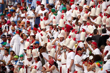 Público asistente a la Plaza de Toros de Pamplona durante la tercera corrida de la Feria del Toro 2018.