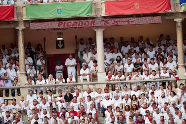 Público asistente a la Plaza de Toros de Pamplona durante la tercera corrida de la Feria del Toro 2018.