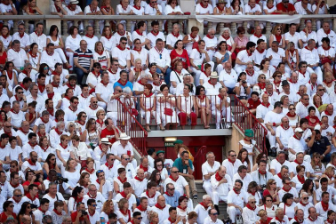 Público asistente a la Plaza de Toros de Pamplona durante la tercera corrida de la Feria del Toro 2018.