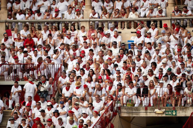 Público asistente a la Plaza de Toros de Pamplona durante la tercera corrida de la Feria del Toro 2018.