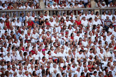 Público asistente a la Plaza de Toros de Pamplona durante la tercera corrida de la Feria del Toro 2018.