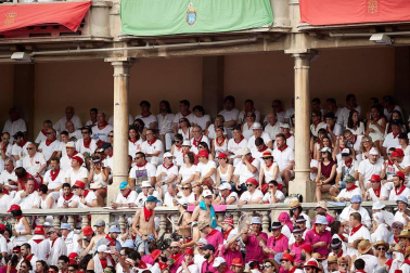 Público asistente a la Plaza de Toros de Pamplona durante la tercera corrida de la Feria del Toro 2018.