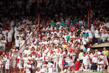 Público asistente a la Plaza de Toros de Pamplona durante la tercera corrida de la Feria del Toro 2018.