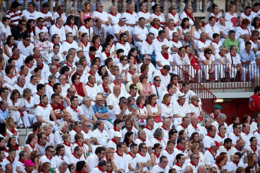 Público asistente a la Plaza de Toros de Pamplona durante la tercera corrida de la Feria del Toro 2018.