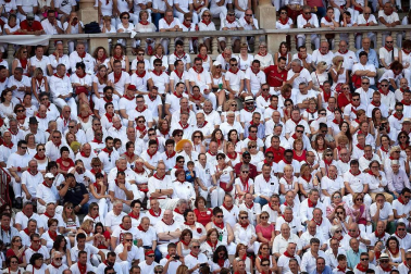 Público asistente a la Plaza de Toros de Pamplona durante la tercera corrida de la Feria del Toro 2018.