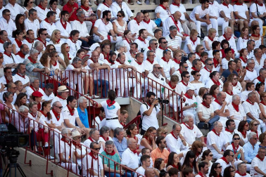 Público asistente a la Plaza de Toros de Pamplona durante la tercera corrida de la Feria del Toro 2018.