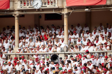 Público asistente a la Plaza de Toros de Pamplona durante la tercera corrida de la Feria del Toro 2018.