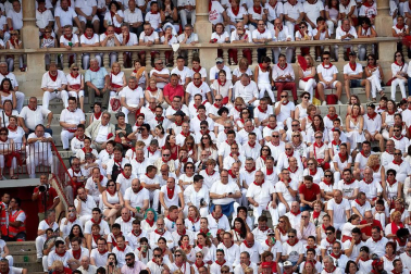 Público asistente a la Plaza de Toros de Pamplona durante la tercera corrida de la Feria del Toro 2018.