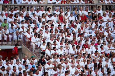 Público asistente a la Plaza de Toros de Pamplona durante la tercera corrida de la Feria del Toro 2018.