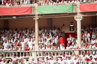 Público asistente a la Plaza de Toros de Pamplona durante la tercera corrida de la Feria del Toro 2018.