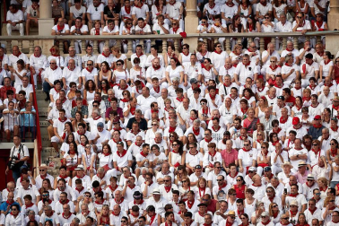 Público asistente a la Plaza de Toros de Pamplona durante la tercera corrida de la Feria del Toro 2018.