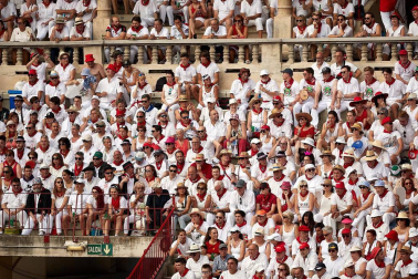 Público asistente a la Plaza de Toros de Pamplona durante la tercera corrida de la Feria del Toro 2018.