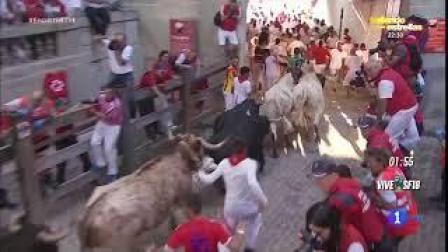 Susto al final del callejón en el cuarto encierro de San Fermín