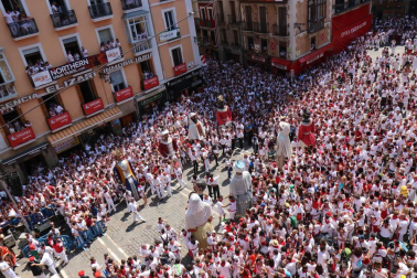 Los gigantes y cabezudos ya están en el Ayuntamiento para despedirse de San Fermín