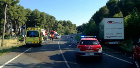Un conductor ha fallecido en la carretera N-121 a la altura de Cadreita. Los hechos se han producido este martes por la tarde en el km 67 por la colisión frontal entre un camión y un turismo.