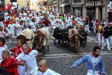 Imágenes del cuarto encierro de los Sanfermines 2018, con toros de la ganadería Fuente Ymbro.